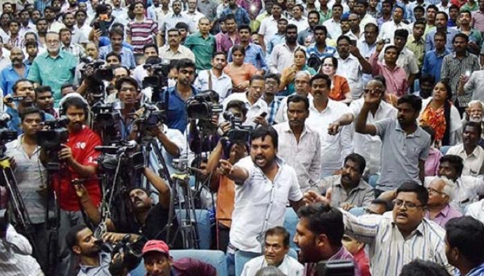 कन्हैय्या कुमारवर बुट भिरकावला कन्हैय्या कुमारवर बुट भिरकावला