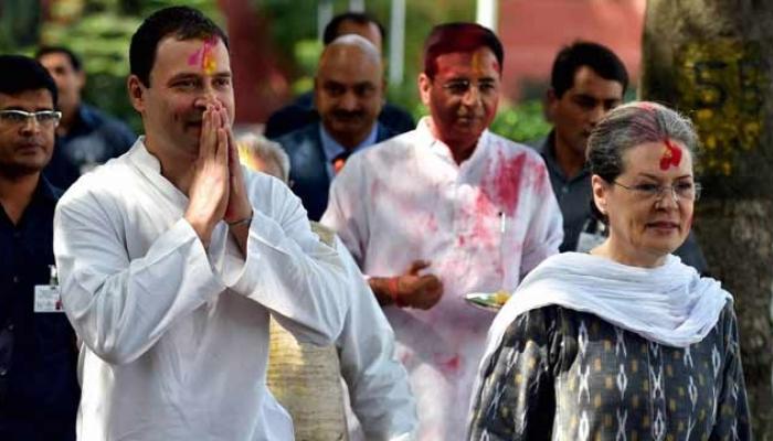 राहुल आणि सोनिया गांधी यांनी खेळली अनोखी होळी राहुल आणि सोनिया गांधी यांनी खेळली अनोखी होळी