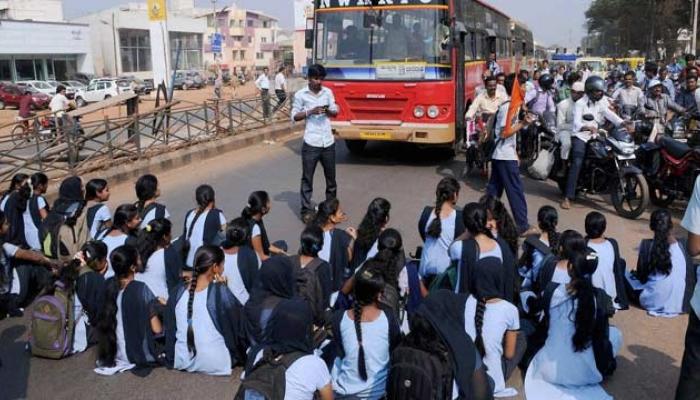 बंगळुरूत अभाविप कार्यकर्त्यांच्या आंदोलनाला हिंसक वळण बंगळुरूत अभाविप कार्यकर्त्यांच्या आंदोलनाला हिंसक वळण