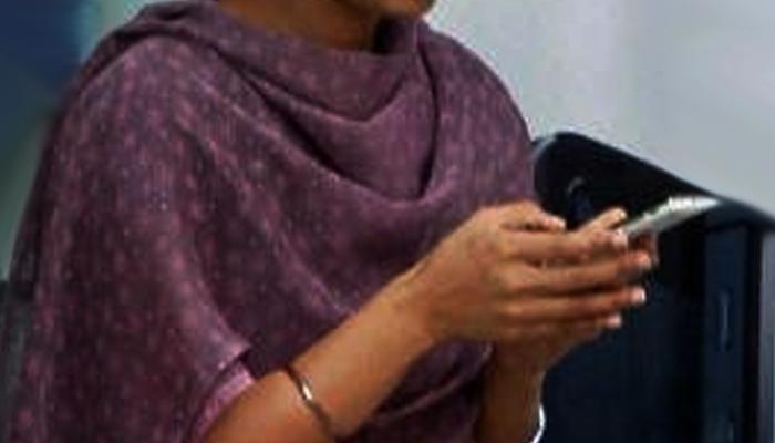 शाळेत अल्पवयीन विद्यार्थ्यीनीचा महिला शिक्षकाकडून अश्लील एमएमएस शाळेत अल्पवयीन विद्यार्थ्यीनीचा महिला शिक्षकाकडून अश्लील एमएमएस