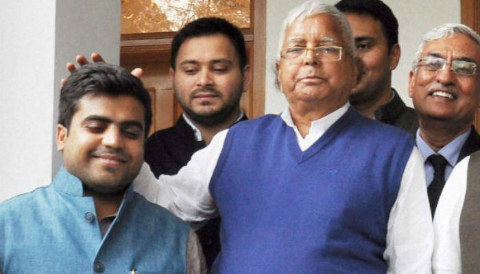 तेजप्रताप यादवांच्या घराबाहेरची रुग्णवाहिका अखेर हलली! तेजप्रताप यादवांच्या घराबाहेरची रुग्णवाहिका अखेर हलली!