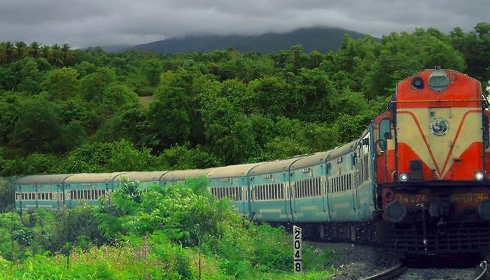 एका SMSवर कोकण रेल्वे करणार डब्यांची सफाई एका SMSवर कोकण रेल्वे करणार डब्यांची सफाई