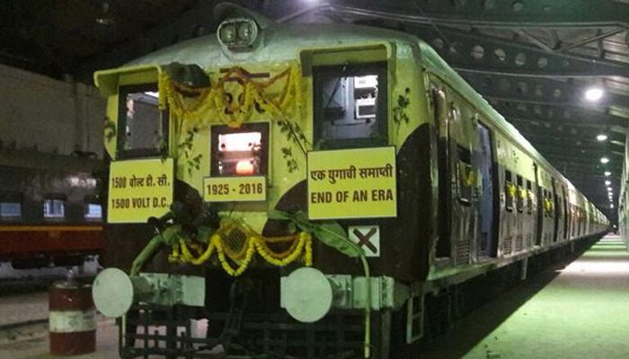 देशातील शेवटच्या ट्रेनला मुंबईकरांचा भावपूर्ण निरोप देशातील शेवटच्या ट्रेनला मुंबईकरांचा भावपूर्ण निरोप