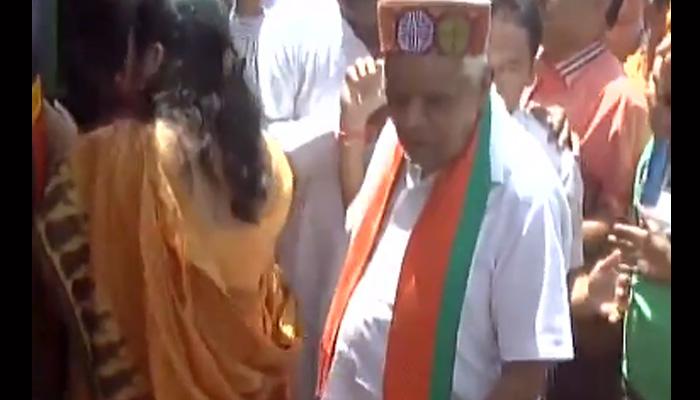 shocking ! गृहराज्यमंत्र्यांनी महिलेला केला अयोग्य जागी स्पर्श ? shocking ! गृहराज्यमंत्र्यांनी महिलेला केला अयोग्य जागी स्पर्श ?
