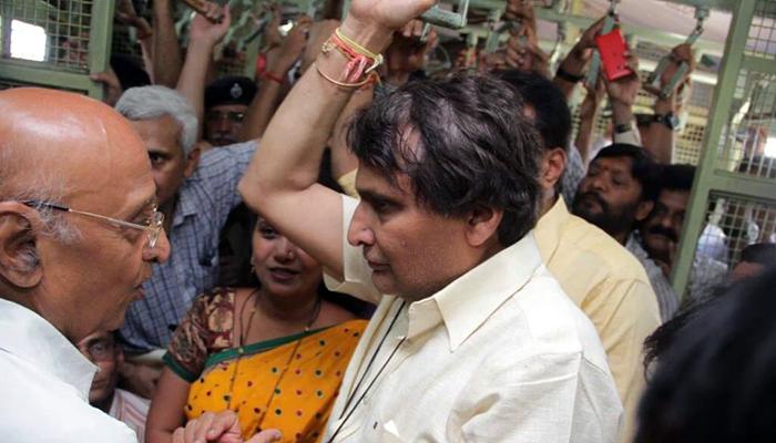 रेल्वे मंत्र्यांचा लोकलमधून उभ्याने प्रवास रेल्वे मंत्र्यांचा लोकलमधून उभ्याने प्रवास