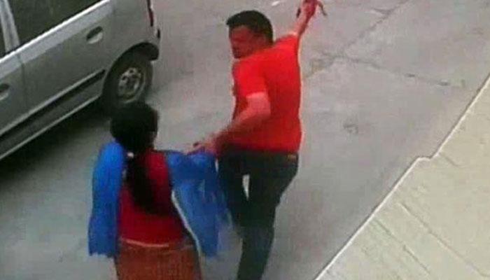 CCTV फुटेज : दिवसाढवळ्या महिलेचं अपहरण आणि बलात्कार CCTV फुटेज : दिवसाढवळ्या महिलेचं अपहरण आणि बलात्कार