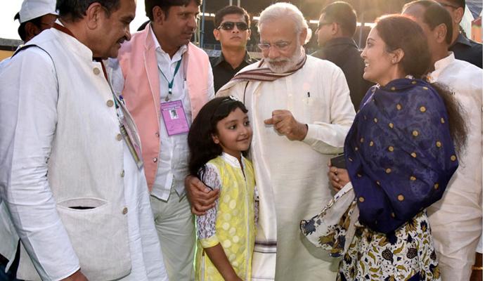 मोदींनी घेतली त्या मुलीची भेट मोदींनी घेतली त्या मुलीची भेट
