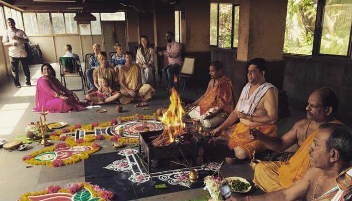 जाँटी ऱ्होडसने सपत्नीक केली पूजा जाँटी ऱ्होडसने सपत्नीक केली पूजा