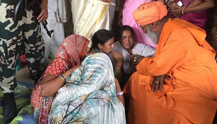 धक्कादायक : साक्षी महाराजांसमोर तरुणीला जीन्स उतरवायला लावली धक्कादायक : साक्षी महाराजांसमोर तरुणीला जीन्स उतरवायला लावली