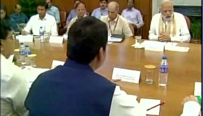 'दुष्काळ निवारणासाठी दहा हजार कोटी द्या' 'दुष्काळ निवारणासाठी दहा हजार कोटी द्या'
