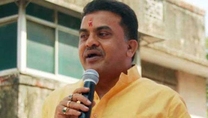 निरुपम यांच्या कार्यक्रमावर शिवसैनिकांची दगडफेक निरुपम यांच्या कार्यक्रमावर शिवसैनिकांची दगडफेक
