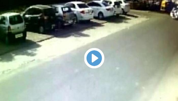 VIDEO : अपघाताचा थरार कैद, स्कूटीवरुन जाणाऱ्यांना तरुणींना हवेत उडविले VIDEO : अपघाताचा थरार कैद, स्कूटीवरुन जाणाऱ्यांना तरुणींना हवेत उडविले
