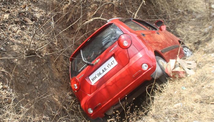 नवी मुंबईतील कुटुंबाच्या कारला कशेडी घाटात अपघात, दोन ठार नवी मुंबईतील कुटुंबाच्या कारला कशेडी घाटात अपघात, दोन ठार