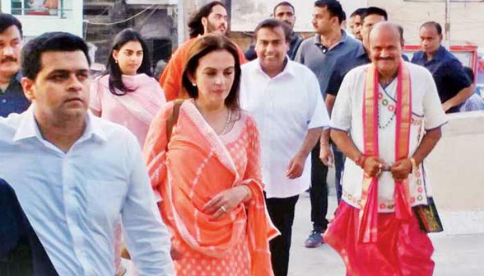 व्हिडिओ : अंबानी कुटुंबाची टूर... टूर! व्हिडिओ : अंबानी कुटुंबाची टूर... टूर!