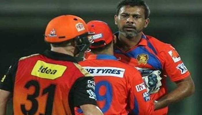 प्रवीण कुमार-डेव्हिड वॉर्नर मैदानावर भिडले प्रवीण कुमार-डेव्हिड वॉर्नर मैदानावर भिडले
