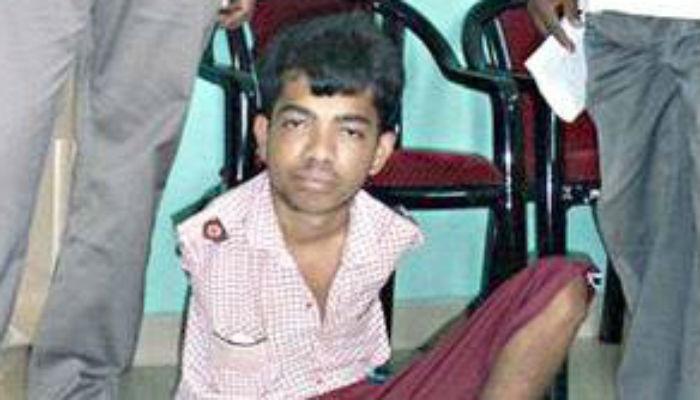 पायानं पेपर लिहून... त्यानं पटकावले 80 टक्के मार्क्स! पायानं पेपर लिहून... त्यानं पटकावले 80 टक्के मार्क्स!