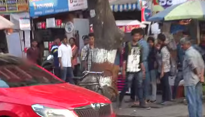 VIDEO : गाडीत कपल 'ते' करत होतं... पाहा लोकांनी काय केलं! VIDEO : गाडीत कपल 'ते' करत होतं... पाहा लोकांनी काय केलं!