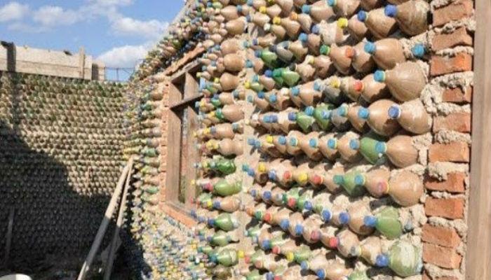 भंगार प्लास्टिकपासून बनवलं घर भंगार प्लास्टिकपासून बनवलं घर