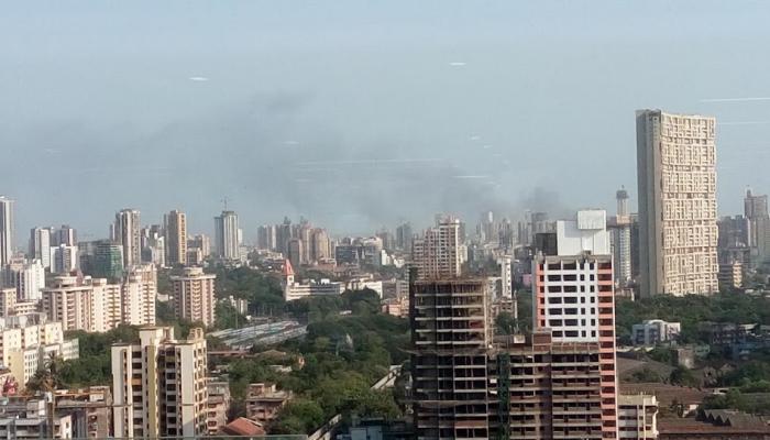 कुलाब्यात एका इमारतीला भीषण आग कुलाब्यात एका इमारतीला भीषण आग