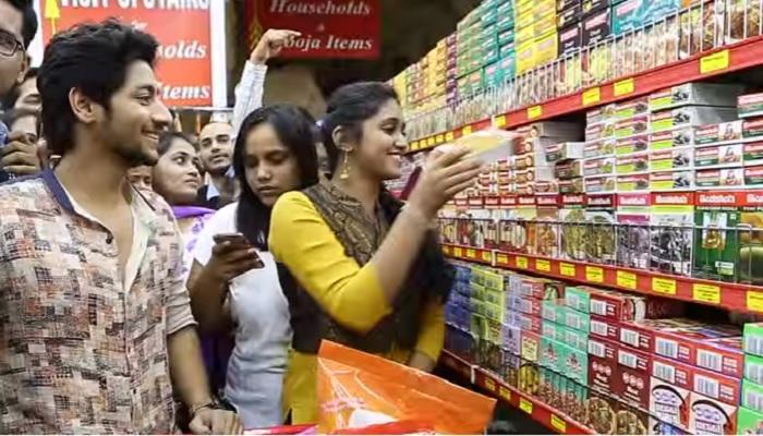 दुबईमध्ये रिंकू आणि आकाशला पाहण्यासाठी लोकं झाली 'सैराट' दुबईमध्ये रिंकू आणि आकाशला पाहण्यासाठी लोकं झाली 'सैराट'