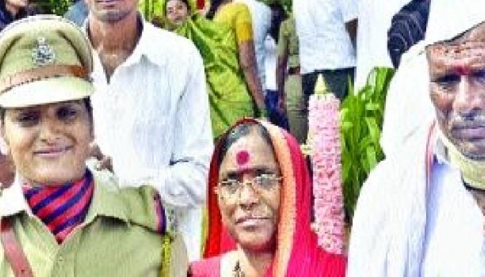 शेतकऱ्याची मुलगी पोलीस अधिकारी! शेतकऱ्याची मुलगी पोलीस अधिकारी!