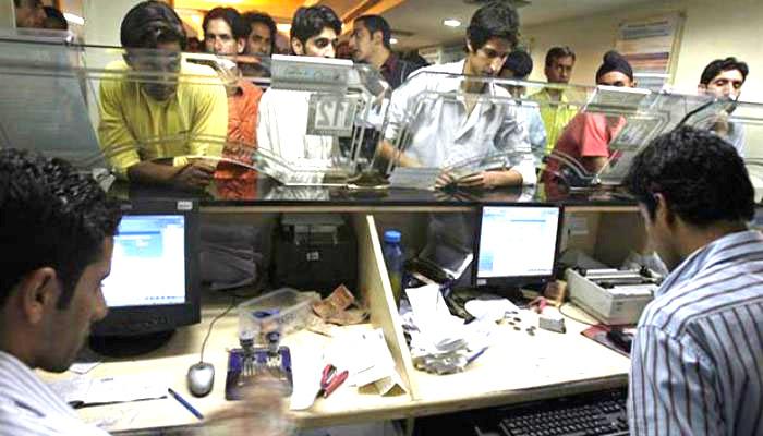 पीपीएफ अकाऊंट असणाऱ्यांसाठी 7 महत्त्वाच्या गोष्टी पीपीएफ अकाऊंट असणाऱ्यांसाठी 7 महत्त्वाच्या गोष्टी