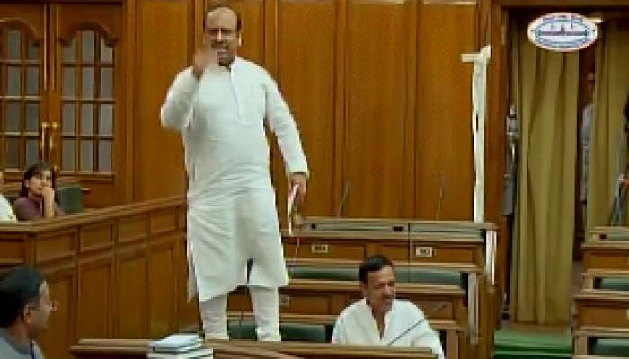 भाजप आमदार विधानसभेत बाकावर उभा भाजप आमदार विधानसभेत बाकावर उभा