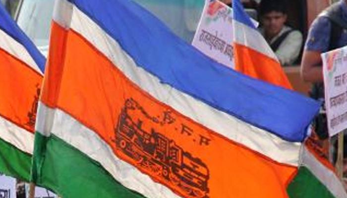 मोबाईलवर अश्लील भाष्य, मनसे महिलांनी काढली तरुणाची नग्न धिंड मोबाईलवर अश्लील भाष्य, मनसे महिलांनी काढली तरुणाची नग्न धिंड