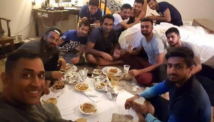टीम इंडियाचा 'डाऊन टू अर्थ' फोटो व्हायरल टीम इंडियाचा 'डाऊन टू अर्थ' फोटो व्हायरल