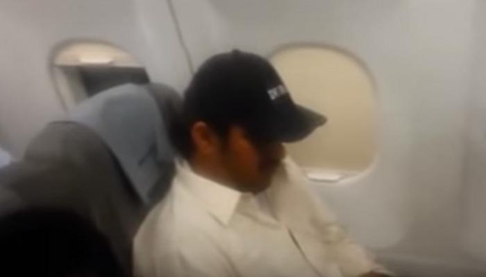 VIDEO : विमानात एअरहोस्टेसचा MMS बनवायला गेला, आणि... VIDEO : विमानात एअरहोस्टेसचा MMS बनवायला गेला, आणि...