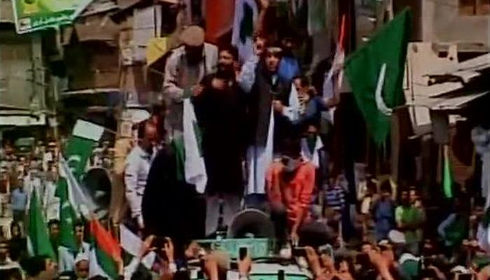संतापजनक : काश्मिरात पुन्हा फडकले पाकिस्तानी झेंडे संतापजनक : काश्मिरात पुन्हा फडकले पाकिस्तानी झेंडे