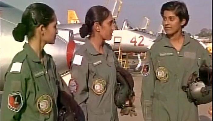 ऐतिहासिक : पहिल्यांदाच देशाला मिळाल्या महिला फायटर पायलट ऐतिहासिक : पहिल्यांदाच देशाला मिळाल्या महिला फायटर पायलट