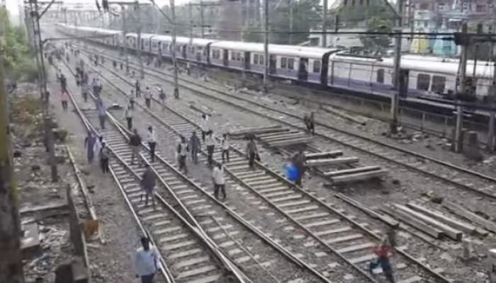 संरक्षक भिंत कोसळली, मध्य रेल्वेची जलद मार्गावरील वाहतूक ठप्प संरक्षक भिंत कोसळली, मध्य रेल्वेची जलद मार्गावरील वाहतूक ठप्प