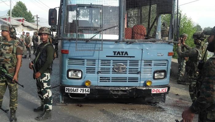 दहशतवाद्यांच्या हल्ल्यात सीआरपीएफचे आठ जवान शहीद, २४ जखमी दहशतवाद्यांच्या हल्ल्यात सीआरपीएफचे आठ जवान शहीद, २४ जखमी