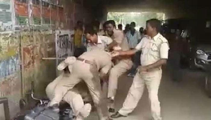 भ्रष्टाचाराचे पैसे वाटण्यावरून पोलिसांची हाणामारी भ्रष्टाचाराचे पैसे वाटण्यावरून पोलिसांची हाणामारी
