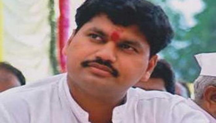 बँक घोटाळा : धनंजय मुंडे यांच्यासह १०५ जणांची चौकशी बँक घोटाळा : धनंजय मुंडे यांच्यासह १०५ जणांची चौकशी