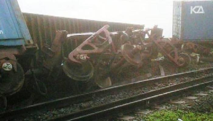 डहाणूजवळ मालगाडीचे डबे घसरले, मुंबई-गुजरात वाहतूक ठप्प डहाणूजवळ मालगाडीचे डबे घसरले, मुंबई-गुजरात वाहतूक ठप्प