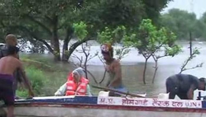 मध्य प्रदेशात पावसाचा कहर, पुरात ६ जण अडकलेत मध्य प्रदेशात पावसाचा कहर, पुरात ६ जण अडकलेत