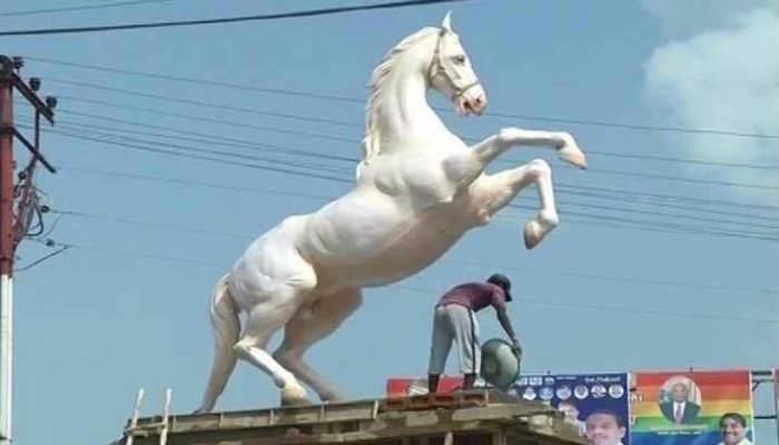 शक्तिमान घोड्याचा पुतळा हटविण्याची नामुष्की शक्तिमान घोड्याचा पुतळा हटविण्याची नामुष्की