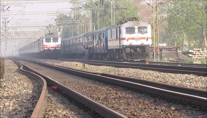 धावत्या एक्सप्रेसमधून २ प्रवासी पडले, एक जण ठार धावत्या एक्सप्रेसमधून २ प्रवासी पडले, एक जण ठार