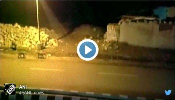 बापरे ! भररस्त्यात फिरत होते 8 सिंह बापरे ! भररस्त्यात फिरत होते 8 सिंह