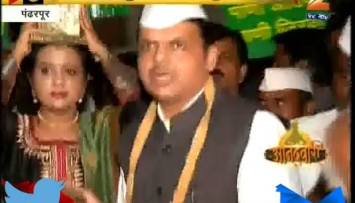 पंढरपुरातल्या दिंडीमध्ये मुख्यमंत्र्यांचाही ठेका पंढरपुरातल्या दिंडीमध्ये मुख्यमंत्र्यांचाही ठेका