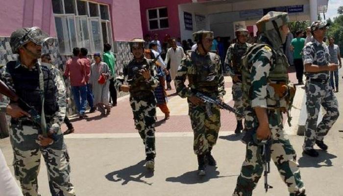 जमावाच्या हल्ला टाळताना पीडीपीचे आमदार जखमी जमावाच्या हल्ला टाळताना पीडीपीचे आमदार जखमी