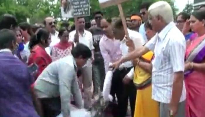 राणेंचा निषेध करण्यासाठी जमलेल्या भाजप कार्यकर्त्यांमध्येच फ्री स्टाईल हाणामारी राणेंचा निषेध करण्यासाठी जमलेल्या भाजप कार्यकर्त्यांमध्येच फ्री स्टाईल हाणामारी