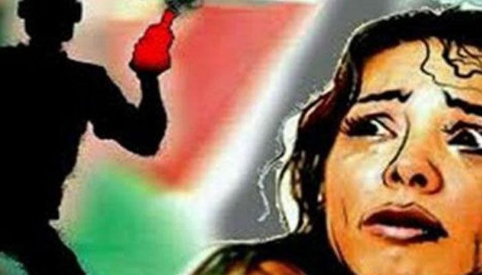 रात्री झोपेतच 'ती'च्या तोंडावर अॅसिड फेकलं! रात्री झोपेतच 'ती'च्या तोंडावर अॅसिड फेकलं!
