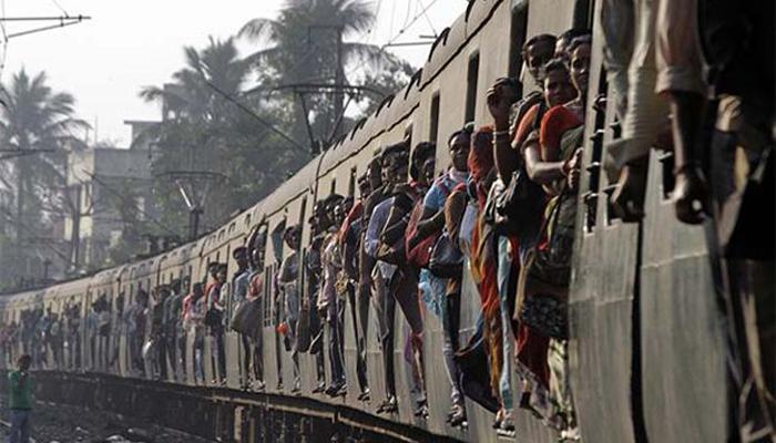 लोकलमध्ये माकडाचा धाक दाखवून लुटणाऱ्या तीन महिलांना अटक लोकलमध्ये माकडाचा धाक दाखवून लुटणाऱ्या तीन महिलांना अटक