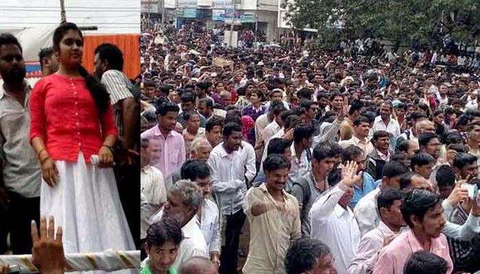 'सैराट' फेम आर्चीला पाहण्यासाठी रेकॉर्ड ब्रेक गर्दी, २.५० लाखांची चोरी 'सैराट' फेम आर्चीला पाहण्यासाठी रेकॉर्ड ब्रेक गर्दी, २.५० लाखांची चोरी