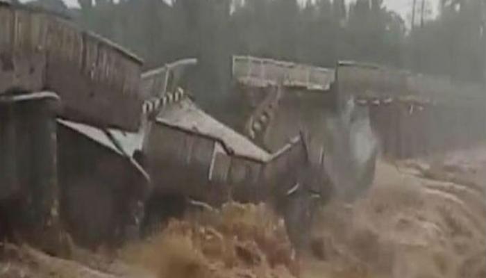 पुरामुळे कोसळला नदीवरचा पूल, थरारक दृष्यं कॅमेरामध्ये कैद पुरामुळे कोसळला नदीवरचा पूल, थरारक दृष्यं कॅमेरामध्ये कैद