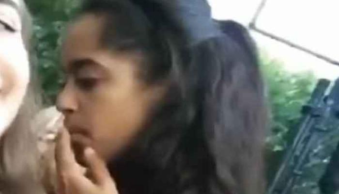 ओबामांच्या मुलीचा सिगरेट पितानाचा व्हिडिओ व्हायरल ओबामांच्या मुलीचा सिगरेट पितानाचा व्हिडिओ व्हायरल