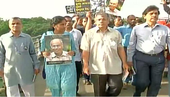 दाभोलकरांच्या हत्येला तीन वर्ष पूर्ण, पुण्यात निषेध मोर्चाचं आयोजन दाभोलकरांच्या हत्येला तीन वर्ष पूर्ण, पुण्यात निषेध मोर्चाचं आयोजन